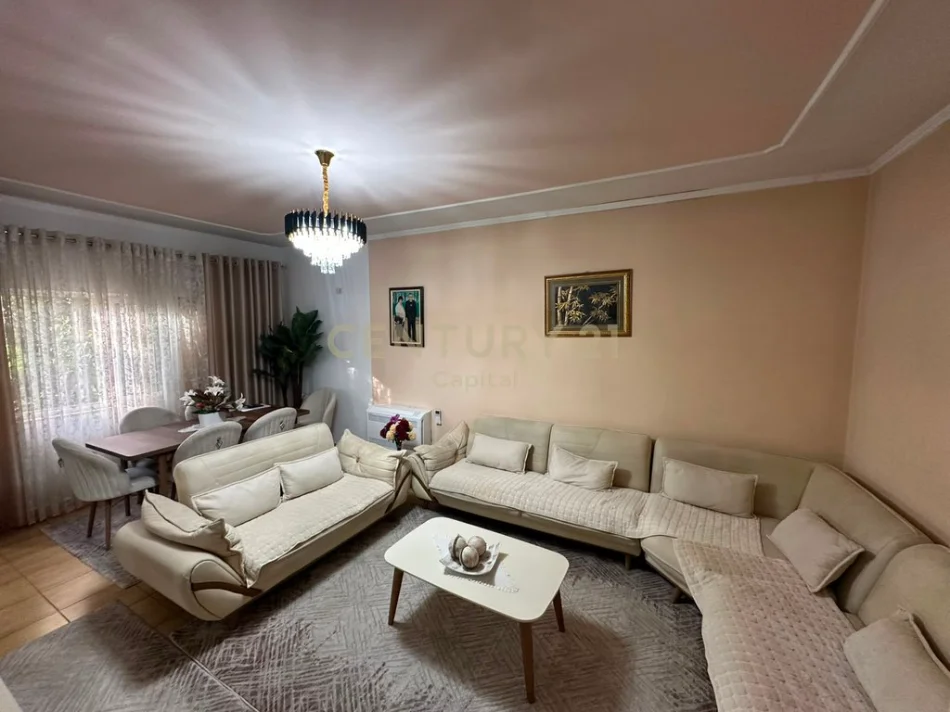 Tirane, jepet me qera apartament 2+1 Kati 1, 270 m² 1.000 € (ali demi)
