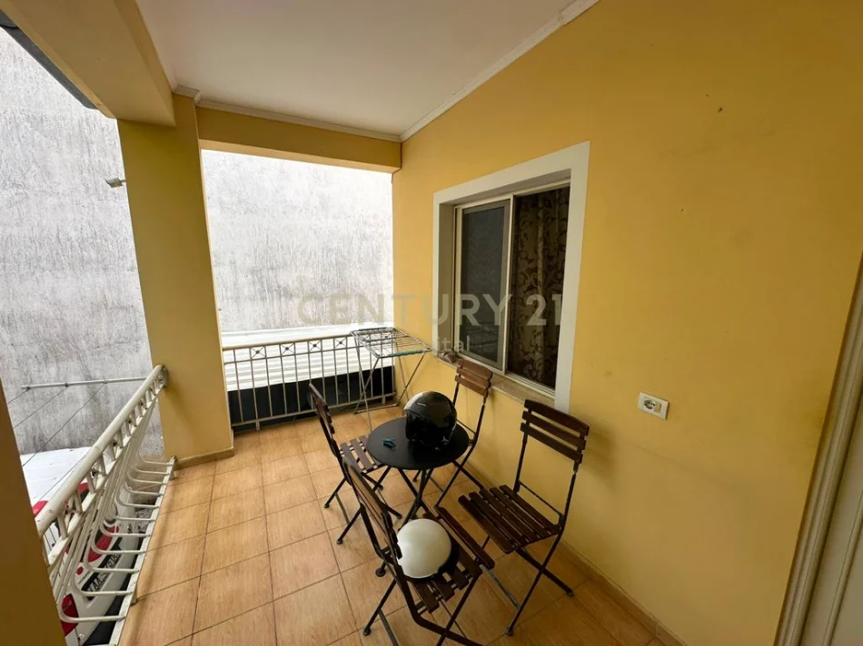 Tirane, jepet me qera apartament 3+1 Kati 1, 270 m² 1.000 € 