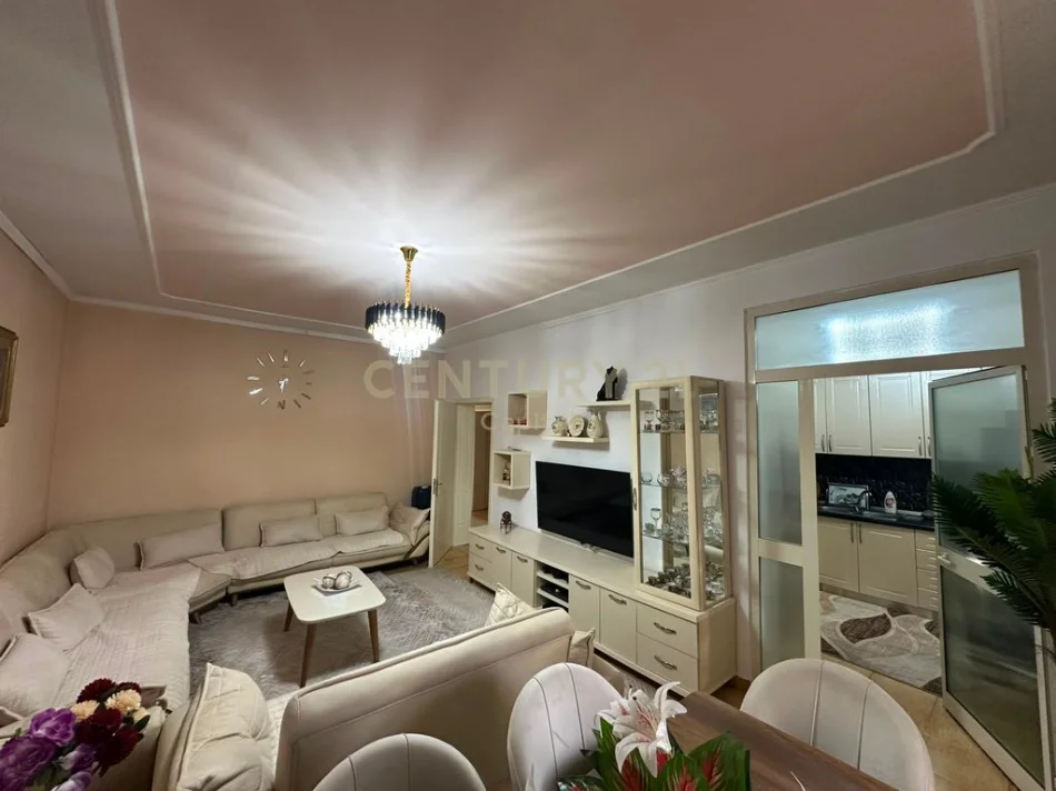 Tirane, jepet me qera apartament 3+1 Kati 1, 270 m² 1.000 € 