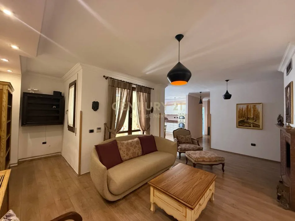 Tirane, jepet me qera apartament 2+1 Kati 3, 134 m² 750 € 