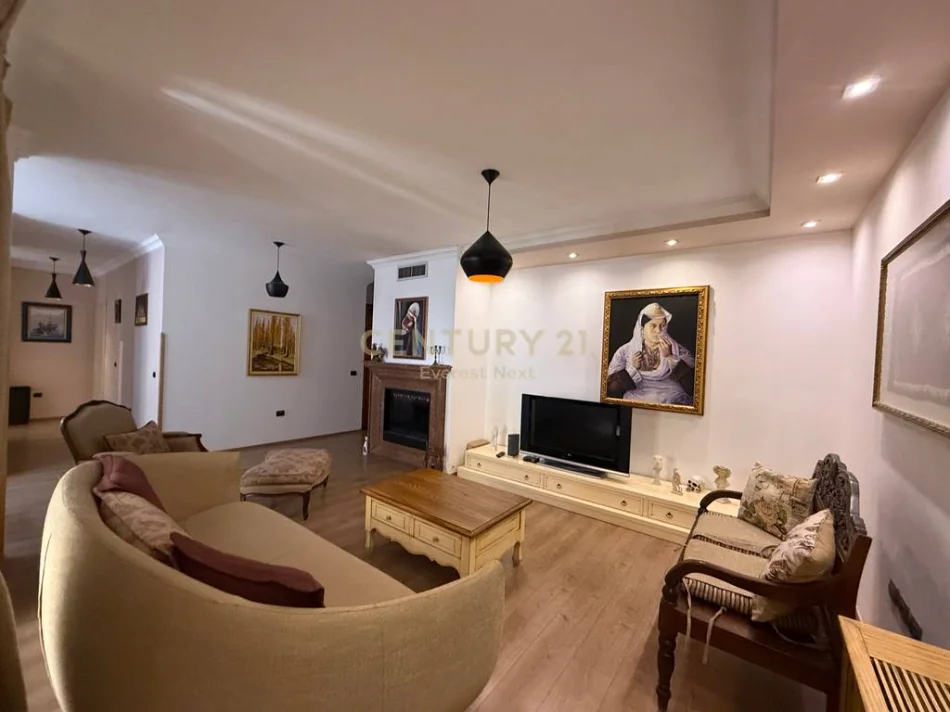 Tirane, jepet me qera apartament 2+1 Kati 3, 134 m² 750 € 