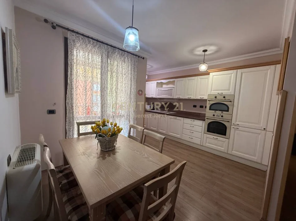 Tirane, jepet me qera apartament 2+1 Kati 3, 134 m² 750 € 