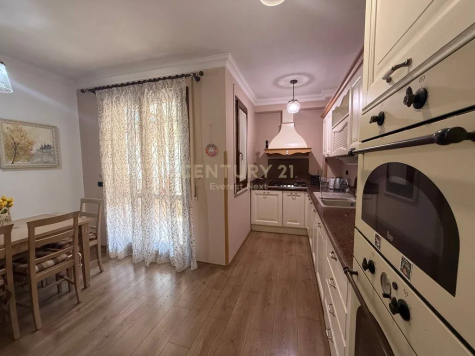 Tirane, jepet me qera apartament 2+1 Kati 3, 134 m² 750 € 