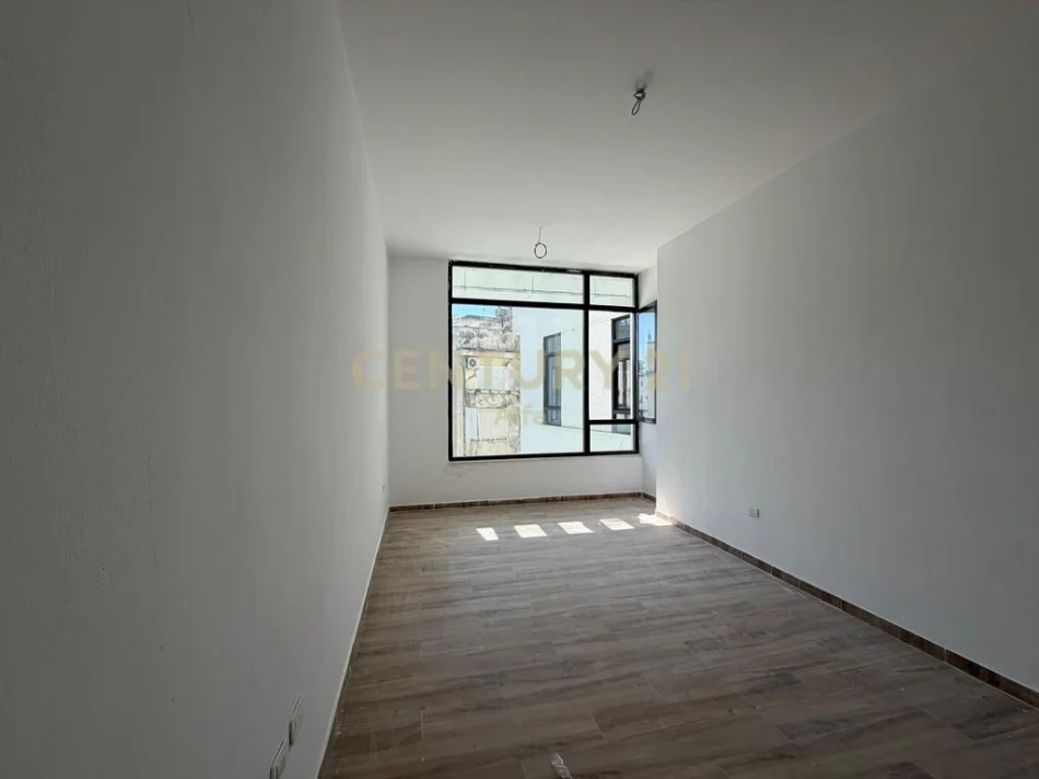 Tirane, jepet me qera zyre Kati 3, 34 m² 500 € (Mine Peza)