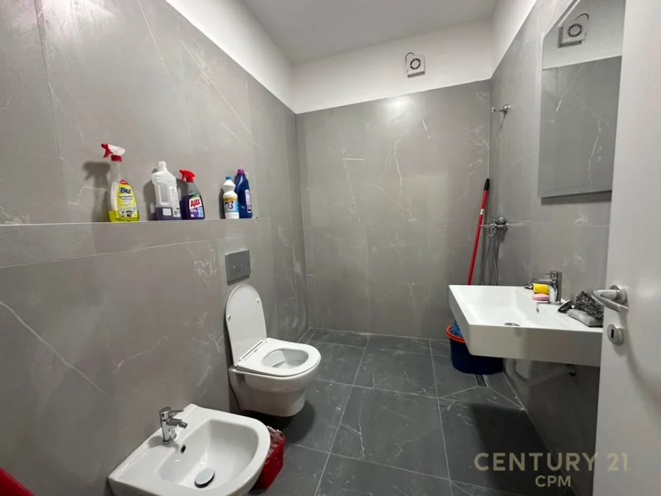 Tirane, jepet me qera apartament 1+1 Kati 6, 70 m² 630 € (5 Maj)