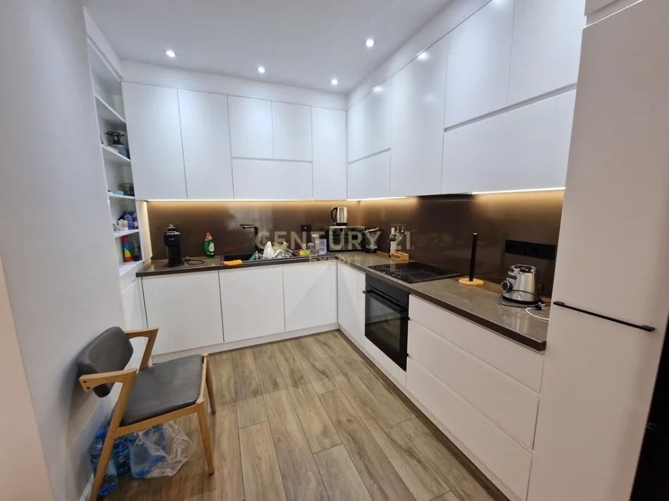 Tirane, jepet me qera apartament 3+1 Kati 6, 136 m² 1.200 € 