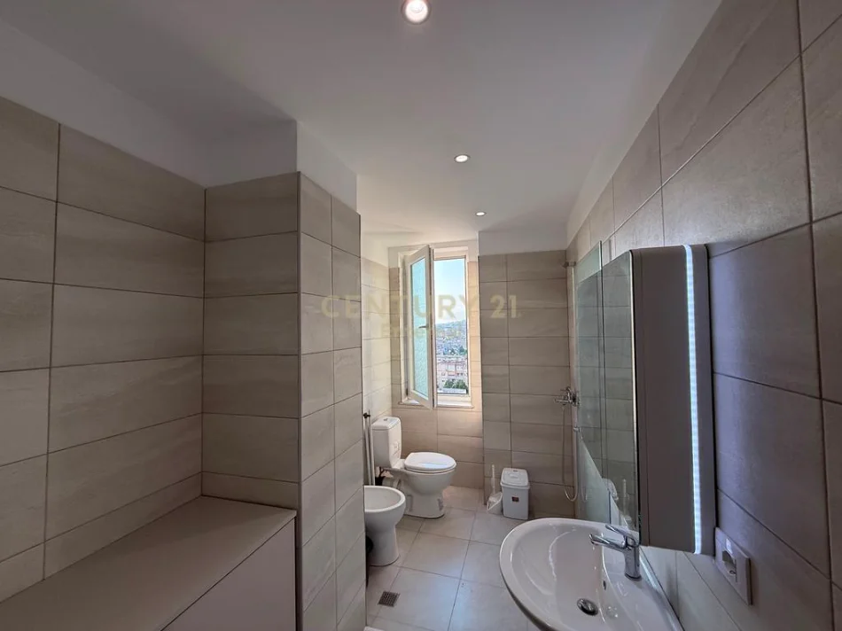Tirane, jepet me qera apartament 2+1+2 Kati 7, 110 m² 750 € (rruga e Dibres)