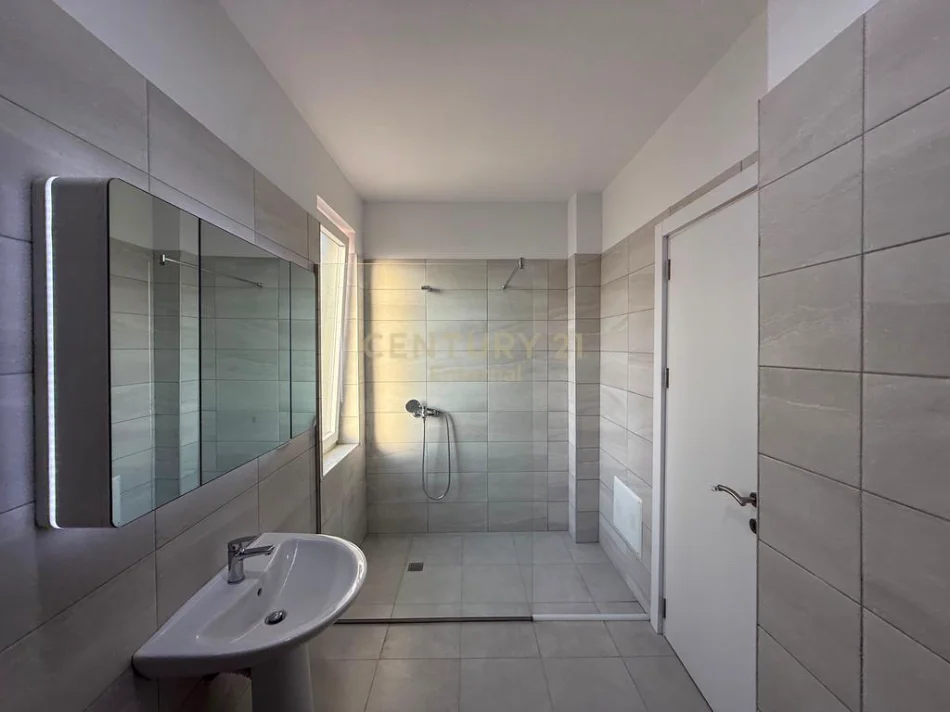 Tirane, jepet me qera apartament 2+1+2 Kati 7, 110 m² 750 € (rruga e Dibres)