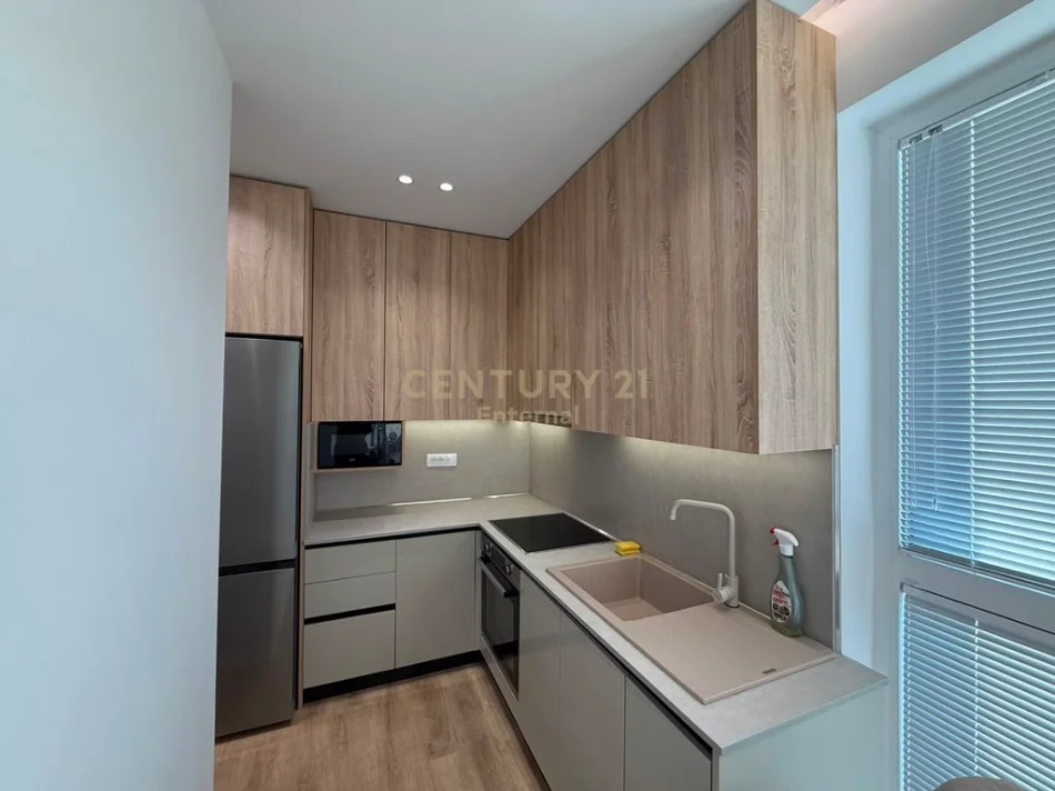 Tirane, jepet me qera apartament 2+1+2 Kati 7, 110 m² 750 € (rruga e Dibres)