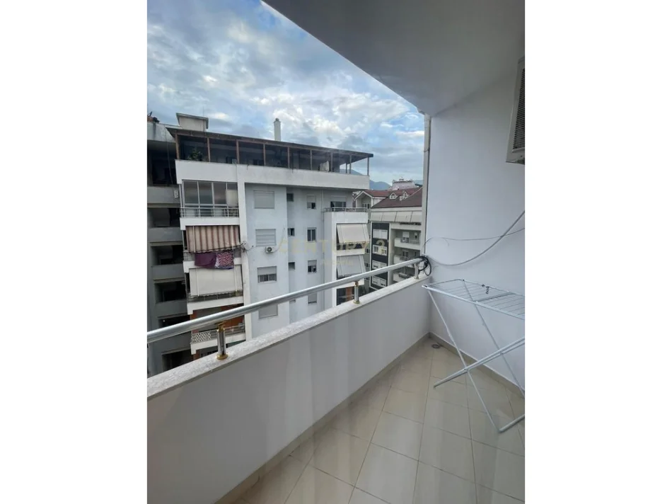 Tirane, jepet me qera apartament 1+1+Ballkon Kati 6, 67 m² 400 € (Perballe Restorant Freskut)
