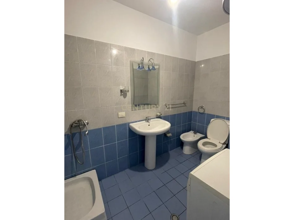 Tirane, jepet me qera apartament 1+1+Ballkon Kati 6, 67 m² 400 € (Perballe Restorant Freskut)