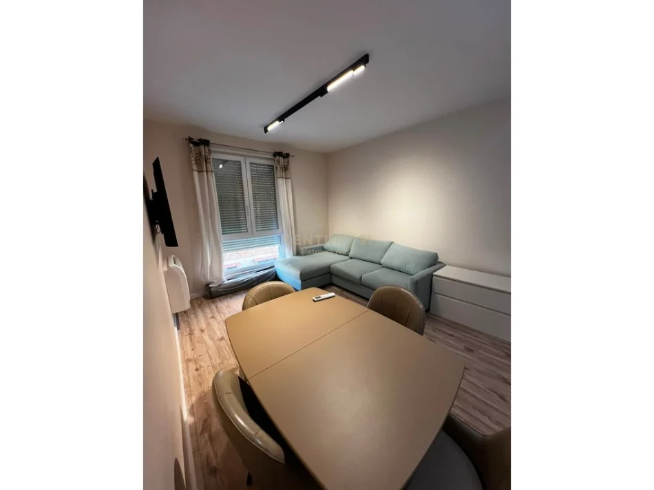 Tirane, jepet me qera apartament 1+1+Ballkon Kati 1, 60 m² 700 € (Tregu Elektrik)