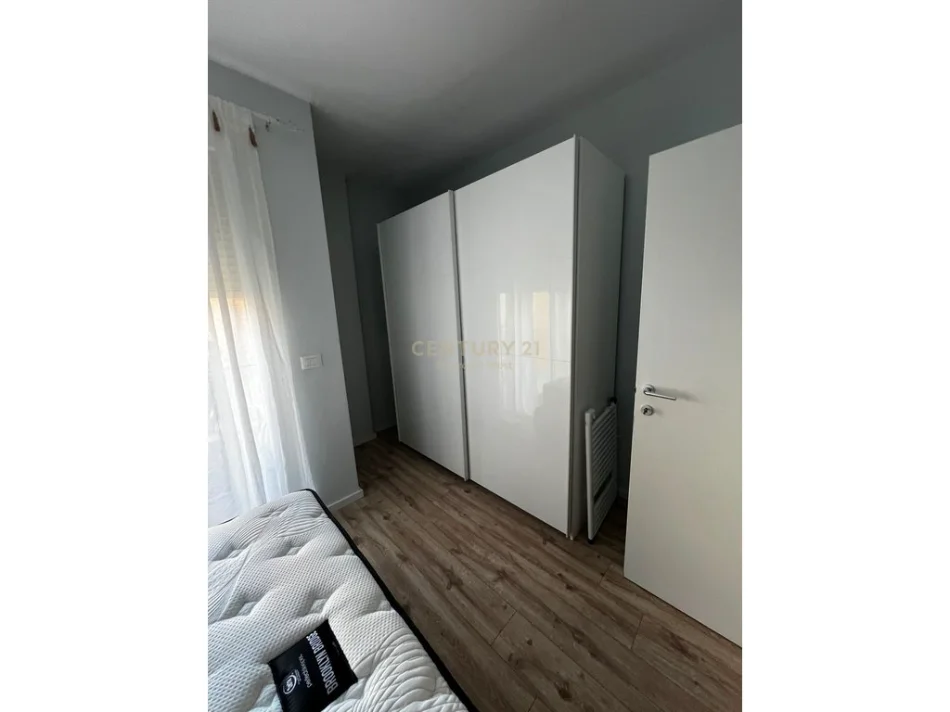 Tirane, jepet me qera apartament 1+1+Ballkon Kati 1, 60 m² 700 € (Tregu Elektrik)