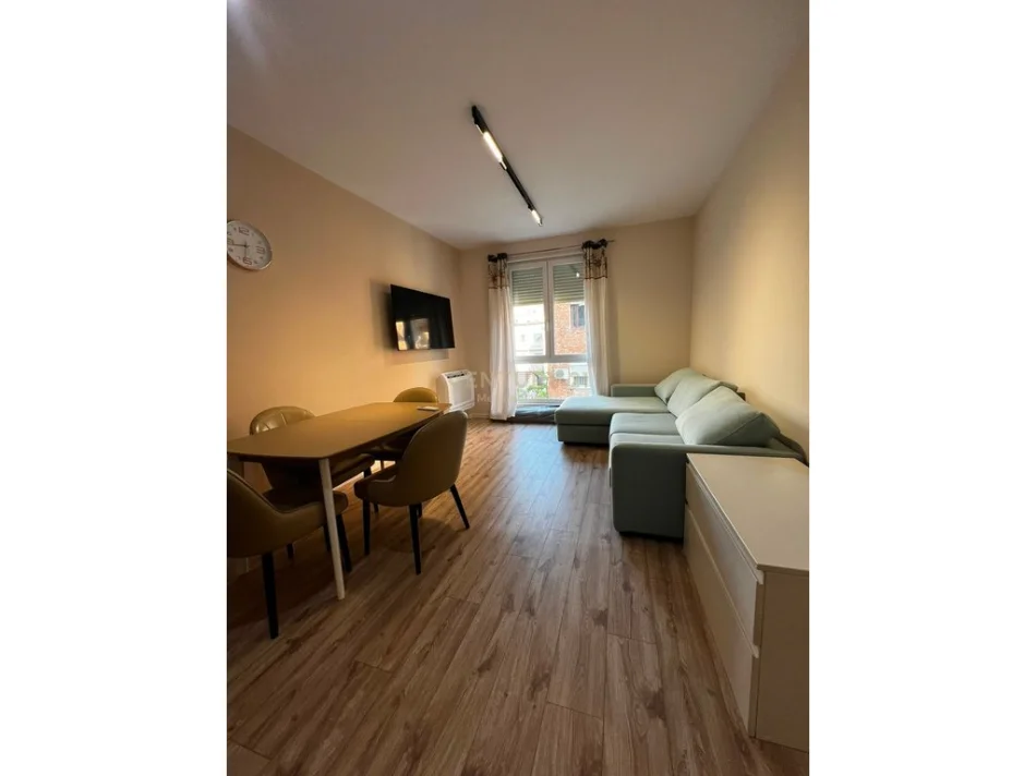 Tirane, jepet me qera apartament 1+1+Ballkon Kati 1, 60 m² 700 € (Tregu Elektrik)