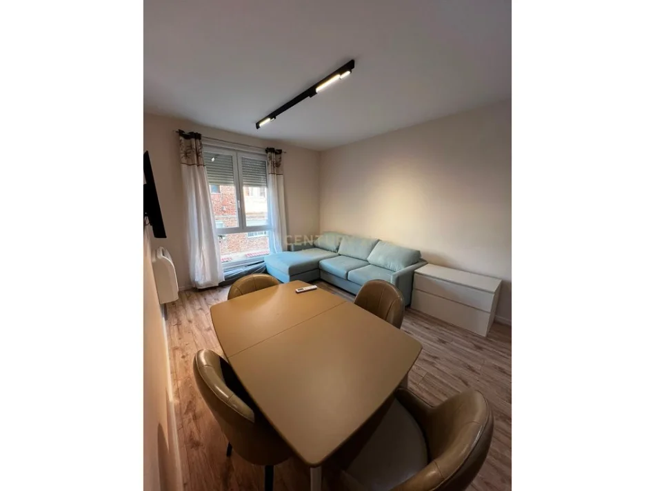 Tirane, jepet me qera apartament 1+1+Ballkon Kati 1, 60 m² 700 € (Tregu Elektrik)