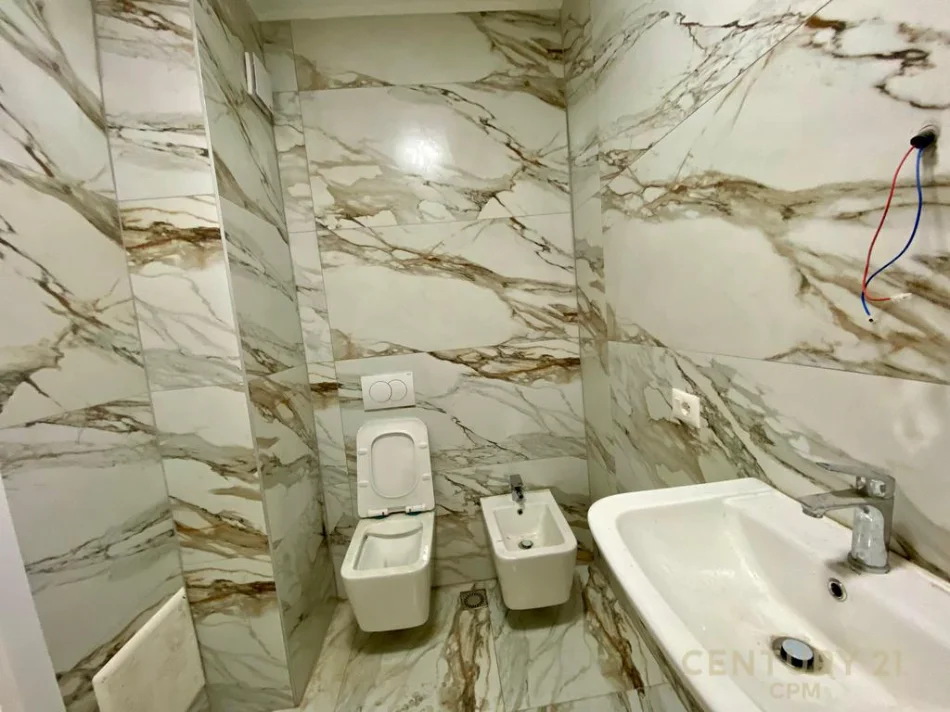 Tirane , jepet me qera apartament 1+1+post parkimi Kati 9, 70 m² 700 € (Bulevardi i Ri)