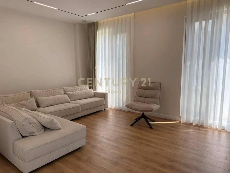Tirane, jepet me qera Vile Vile 2 Katshe Kati 3, 185 m² 4.500 € (liqeni i thate)