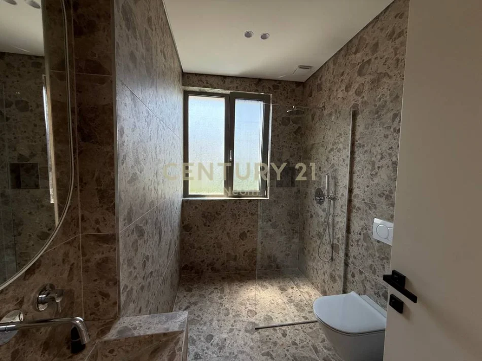 Tirane, jepet me qera Vile Vile 2 Katshe Kati 3, 185 m² 4.500 € (liqeni i thate)