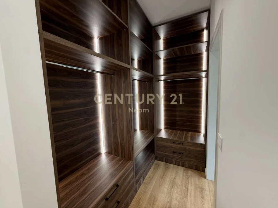 Tirane, jepet me qera Vile Vile 2 Katshe Kati 3, 185 m² 4.500 € (liqeni i thate)
