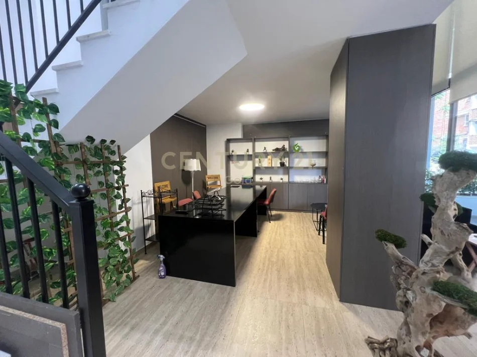 Tirane, jepet me qera zyre Kati 1, 90 m² 1.150 € 