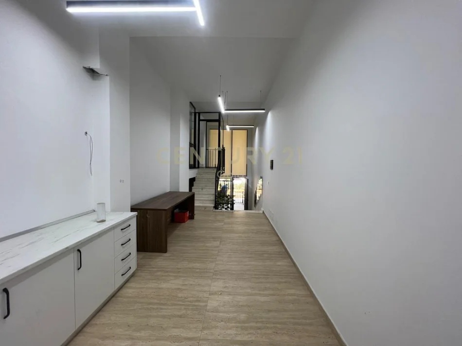 Tirane, jepet me qera zyre Kati 1, 90 m² 1.150 € 