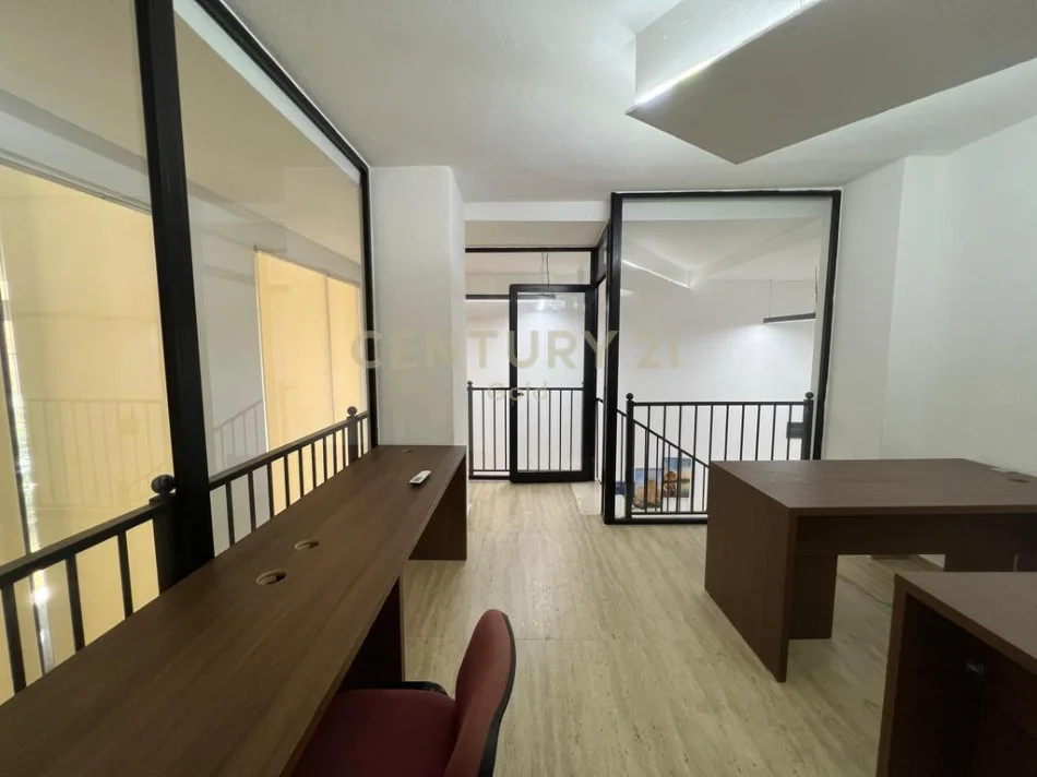 Tirane, jepet me qera zyre Kati 1, 90 m² 1.150 € 