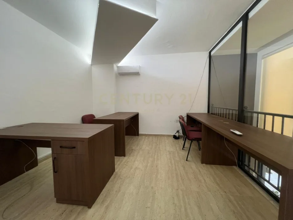 Tirane, jepet me qera zyre Kati 1, 90 m² 1.150 € 