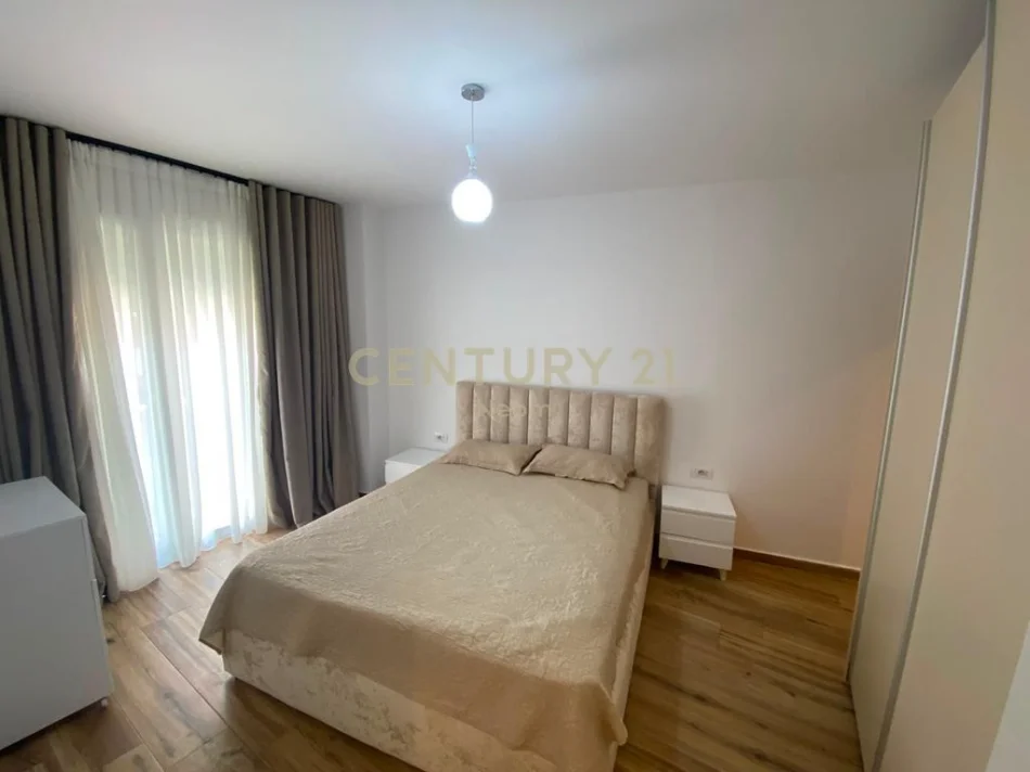 Tirane, jepet me qera apartament 2+1+Ballkon Kati 5, 110 m² 1.000 € (liqeni i thate)