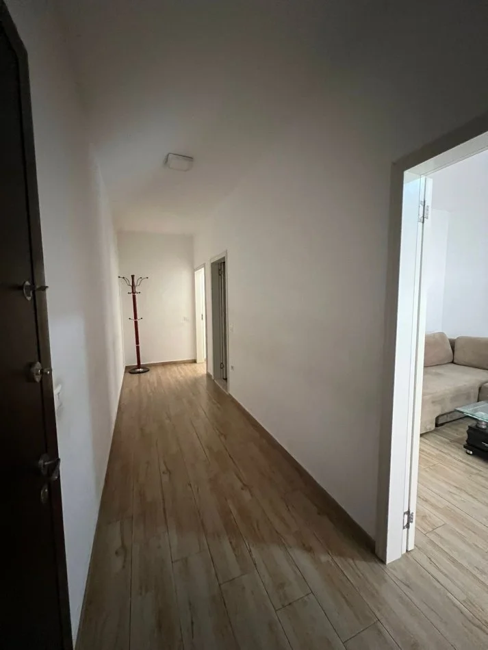 Tirane, shitet apartament 1+1+Ballkon Kati 2, 85 m² 140.000 € (5 Maji)