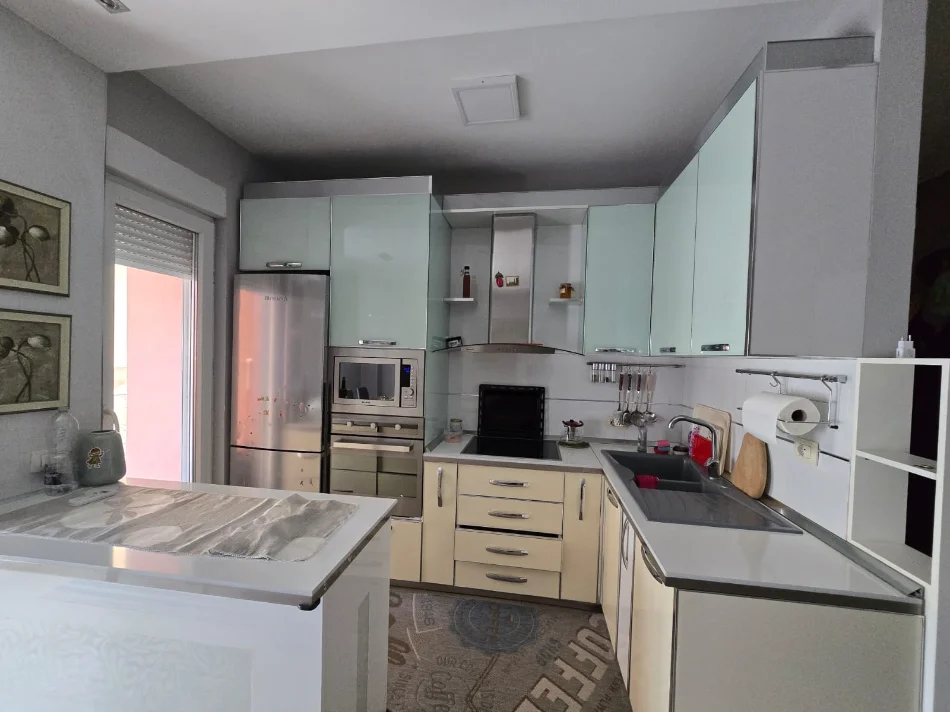 Tirane, jepet me qera apartament 2+1 Kati 4, 80 m² 600 € (Kompleksi Kontakt)