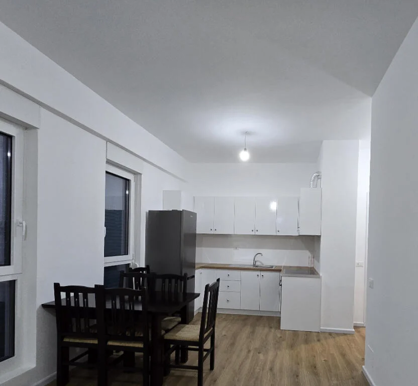 jepet me qera , 400 €