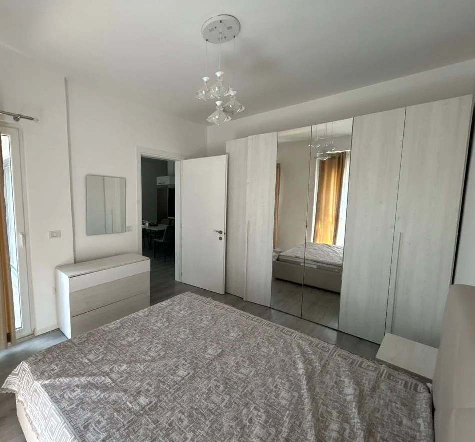Tirane, jepet me qera apartament 2+1+Ballkon Kati 3, 80 m² 650 € (Rruga 5 maj prane emerald center)