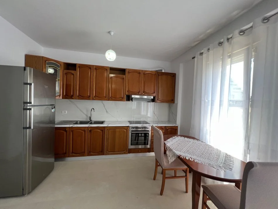 Tirane, jepet me qera apartament 2+1 Kati 3, 95 m² 600 € (Rruga 5 Maji)