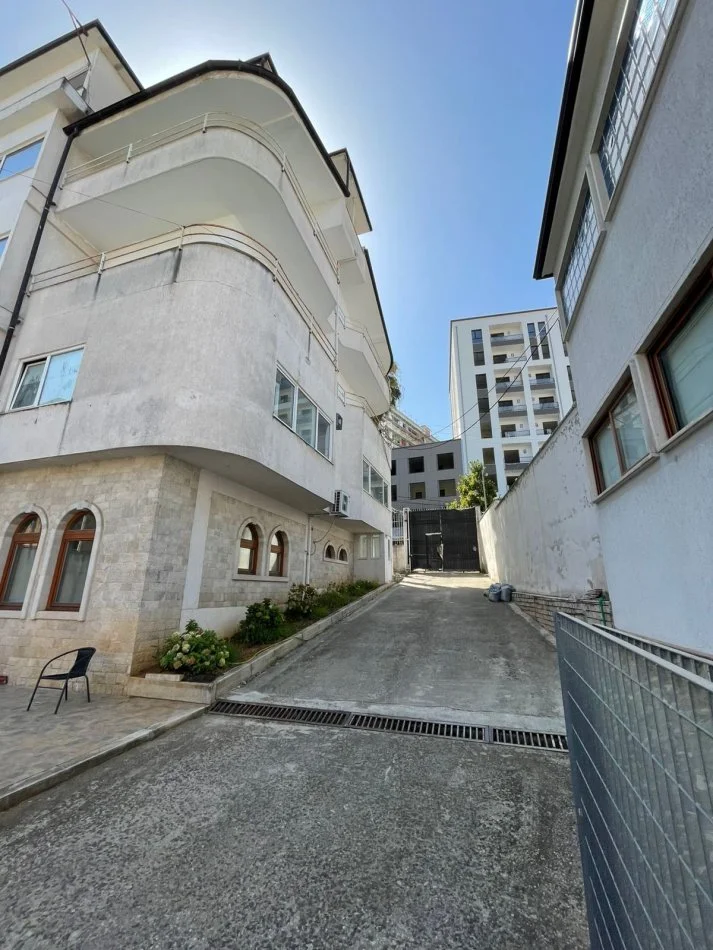 Qera Objekt Biznesi 5-katshe te Rruga Aleksander Moisiu, Tiranë - 5250€