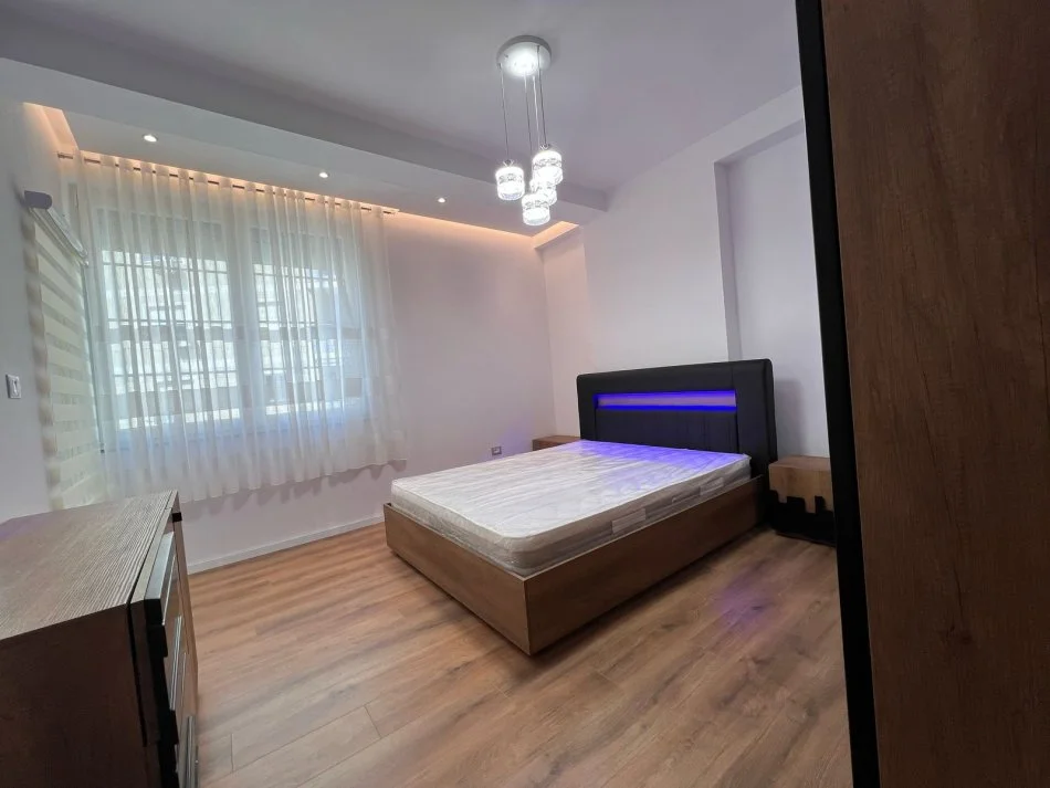 Tirane, jepet me qera apartament 2+1+Ballkon Kati 4, 100 m² 700 € (Isuf Elezi)