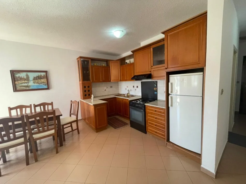 Tirane, jepet me qera apartament 2+1+Ballkon Kati 6, 102 m² 700 € (Rruga e Kosovareve)