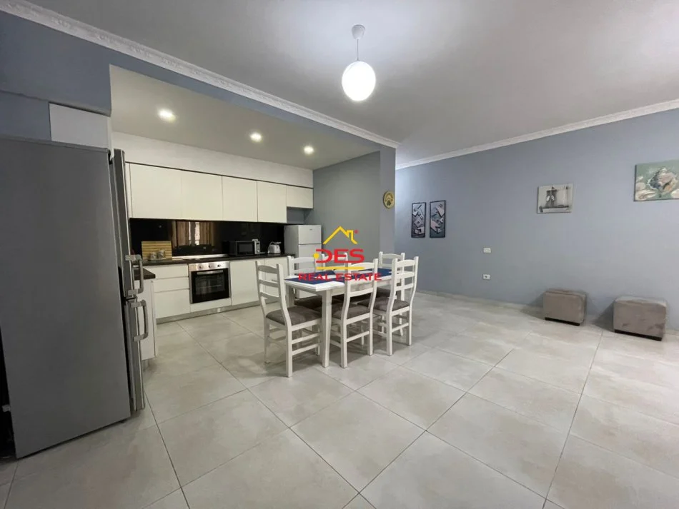 Vlore, jepet me qera apartament 3+1+Ballkon Kati 2, 120 m² 550 € (Rruga Fiqirete Musta)