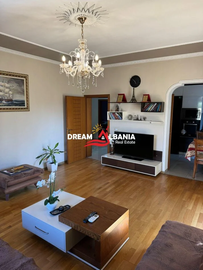 Tirane, jepet me qera apartament 3+1+Ballkon Kati 2, 200 m² 500 € (, Ura Institutit)