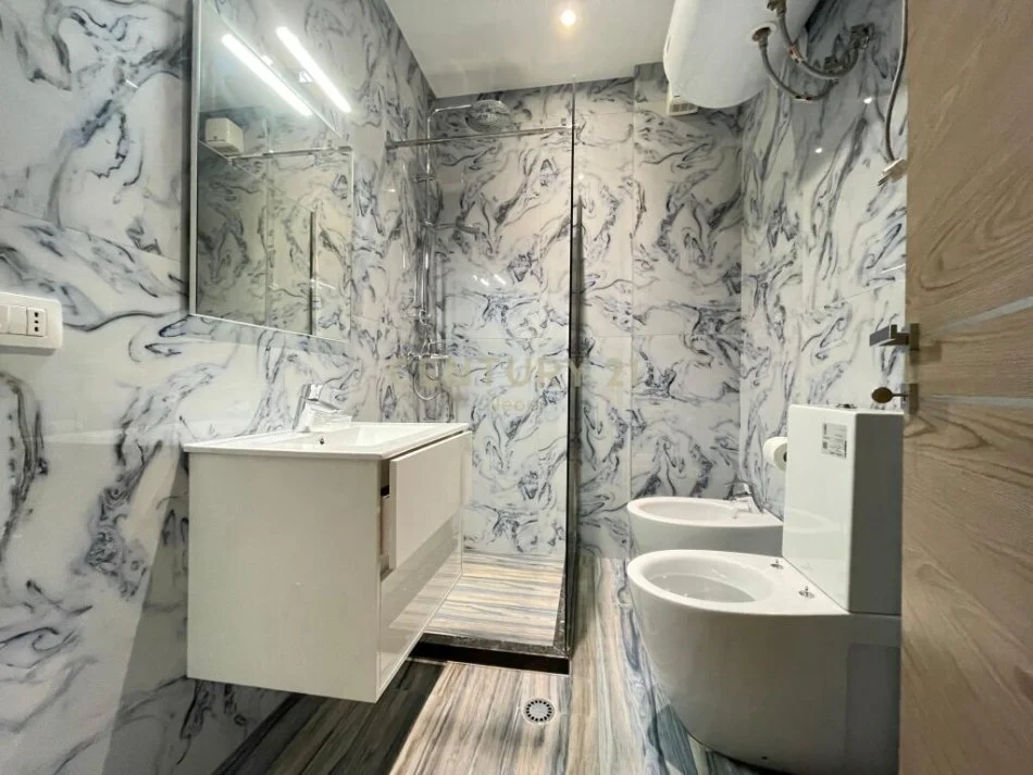 Tirane, jepet me qera apartament 2+1 Kati 3, 125 m² 700 € (kristal center)