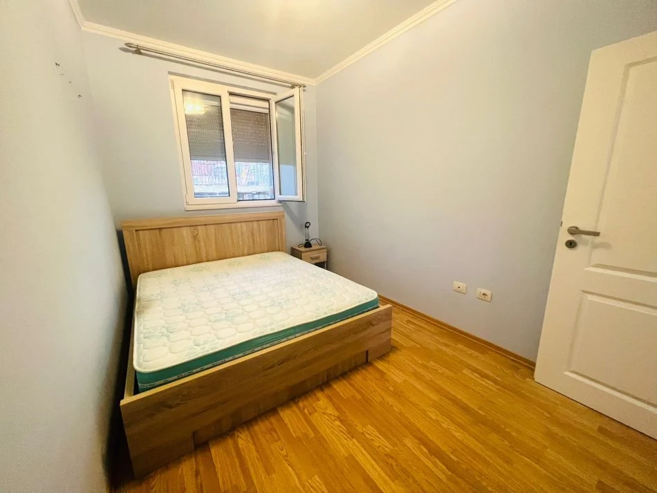 Tirane, jepet me qera Vile 4+1+Ballkon Kati 3, 250 m² 2.000 € (rruga e vilave)