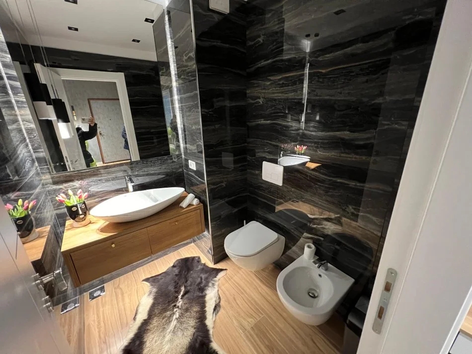 Tirane, shitet apartament 2+1+Aneks+Ballkon Kati 3, 101 m² 258.000 € (Komuna e Parisit)