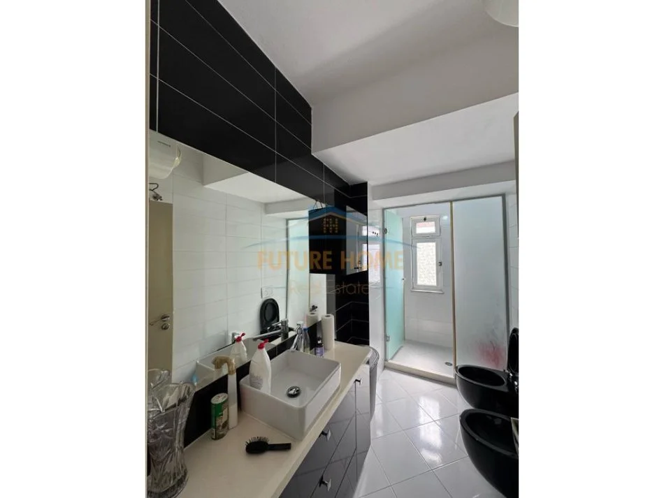 Tirane, jepet me qera apartament 2+1+Aneks+Ballkon Kati 2, 85 m² 750 € (komuna e parisit)