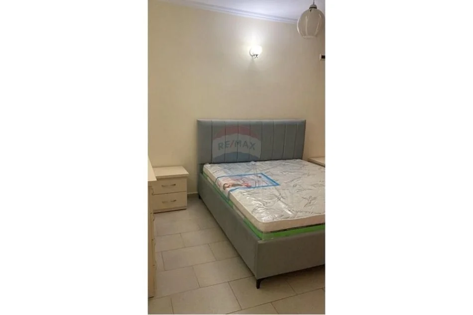 Tirane, jepet me qera apartament 1+1+Aneks+Ballkon , 80 m² 400 € (Kryqzimi 5 Maj)
