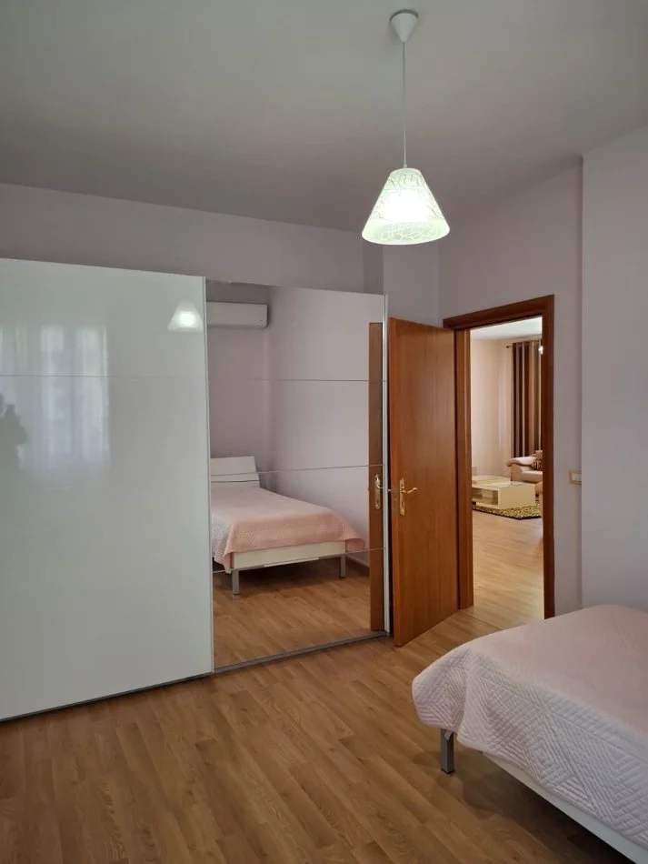 Tirane, jepet me qera apartament 2+1+Ballkon Kati 3, 120 m² 850 € (LIQENI ARTIFICIAL)