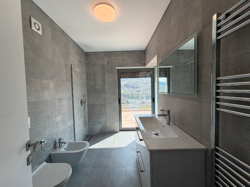 Tirane, jepet me qera 3 Katshe Kati 0, 350 m² 2.500 € (TEG - Mullet)