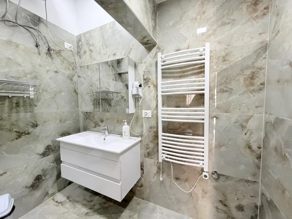 Tirane, jepet me qera apartament 2+1+Ballkon Kati 0, 90 m² 850 € (Kopshti Zoologjik)