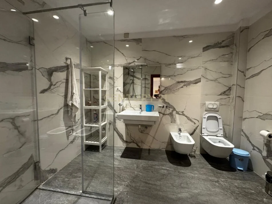 Tirane, shes apartament 5+1 Kati 1, 183 m² 364.000 € (Myslym Shyri)