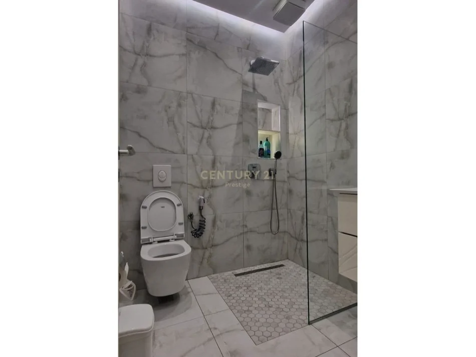 Tirane, jepet me qera apartament 1+1 Kati 5, 55 m² 650 € 