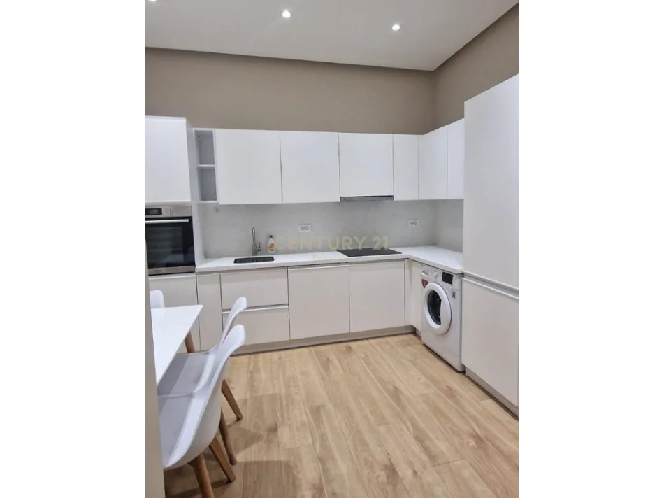 Tirane, jepet me qera apartament 1+1 Kati 5, 55 m² 650 € 