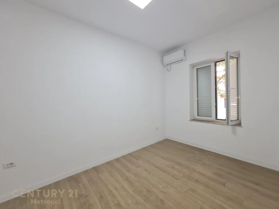 Tirane, jepet me qera zyre Kati 3, 100 m² 1.000 € (Shallvare)